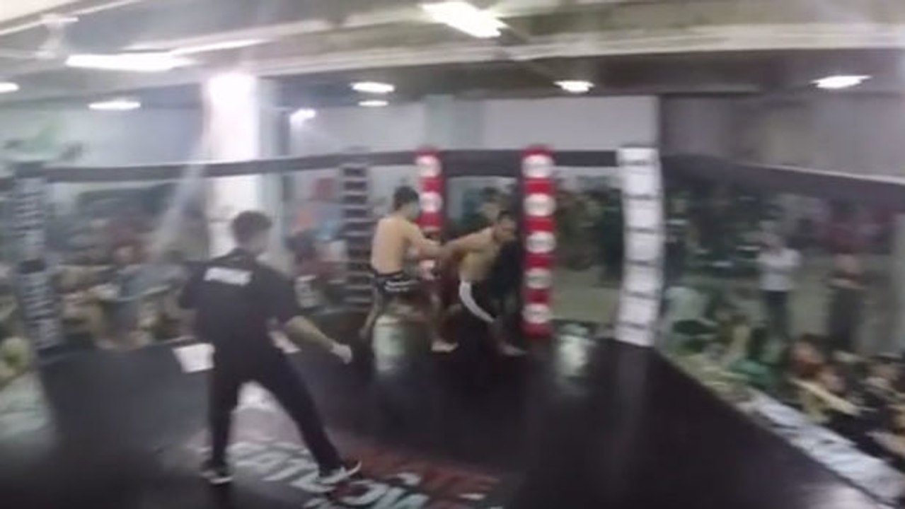 Dieser Amateurkämpfer flieht vor seinem Gegner!