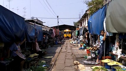Unglaublich! In wenigen Sekunden verschwindet dieser Markt, um einen Zug durchzulassen!