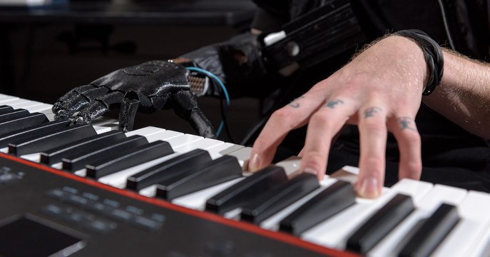 Un musicien amputé parvient à rejouer du piano grâce à une prothèse innovante