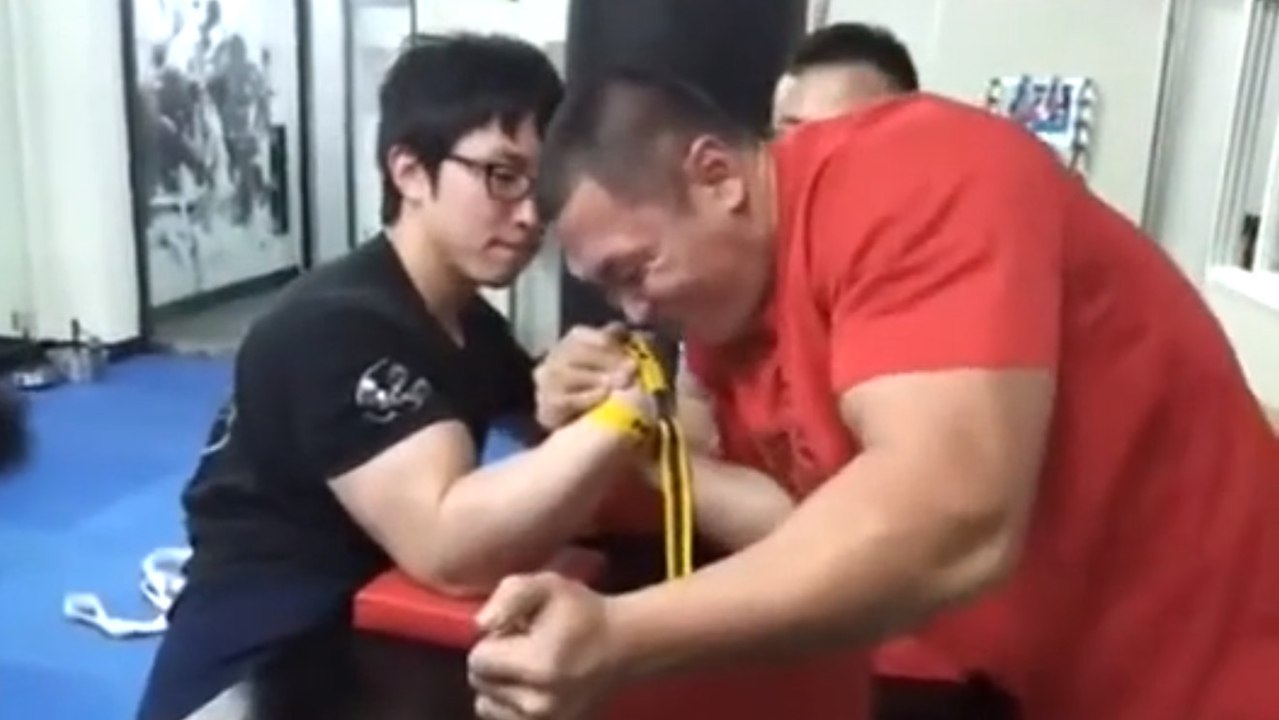 Das ist das unausgeglichendste Armdrücken der Welt