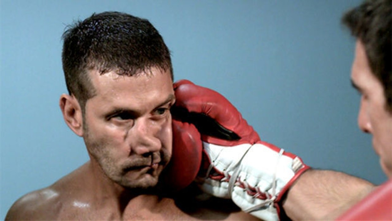 Slow Motion: ein Faustschlag mitten ins Gesicht in Super-Zeitlupe