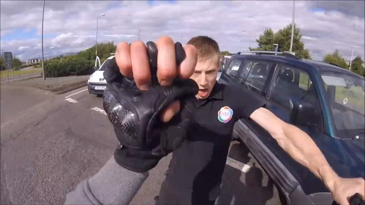 Dieser Streit zwischen einem Autofahrer und einem Motorradfahrer gerät völlig außer Kontrolle
