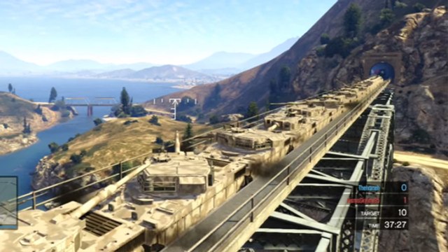 GTA 5 : des joueurs tentent de bloquer un train avec des tanks
