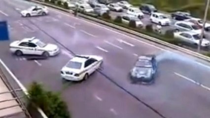 Er driftet auf der Autobahn und verspottet die Polizei