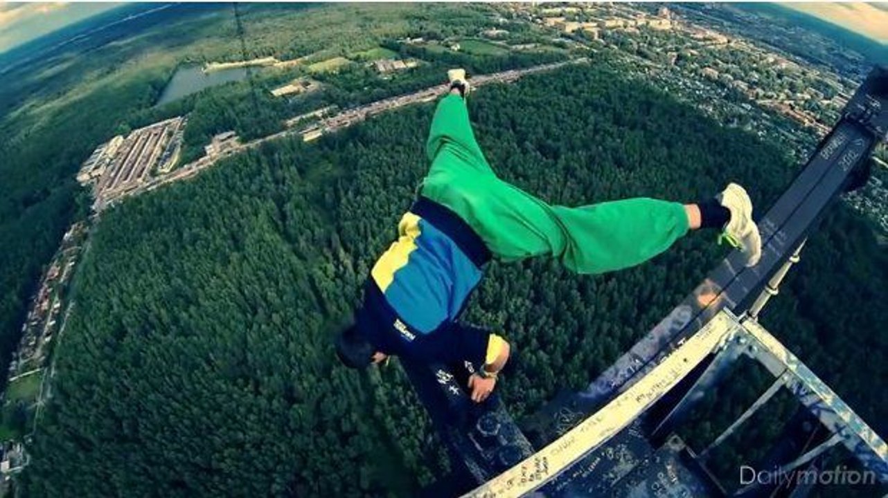 Total lebensmüde! Entdeckt die unglaublichen Orte, an denen dieser Russe sein Workout macht!