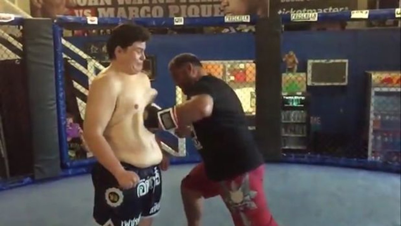 Mark Hunt schlägt einen völlig verrückten Typen