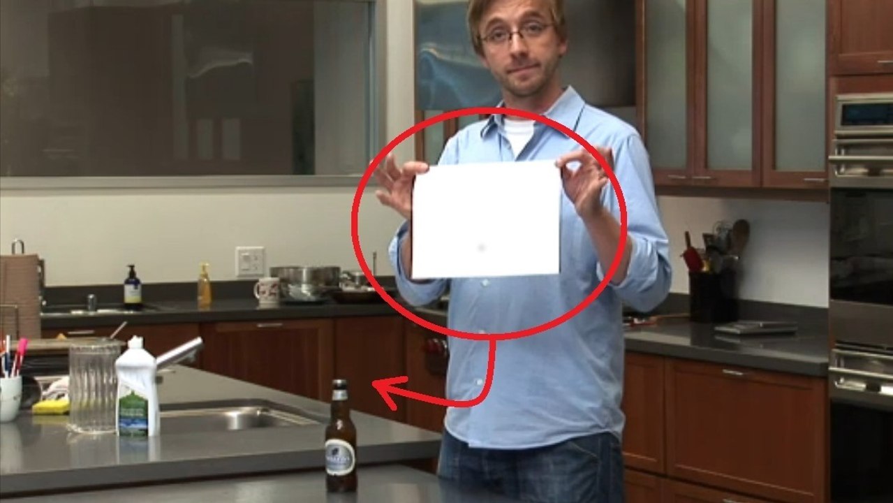 Wie praktisch! So öffnet ihr ein Bier mit einem Blatt Papier!