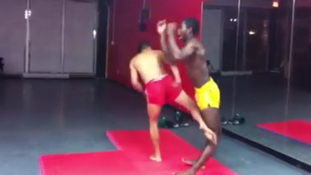 Diese Vorführung eines Low Kicks ändert anders als geplant..