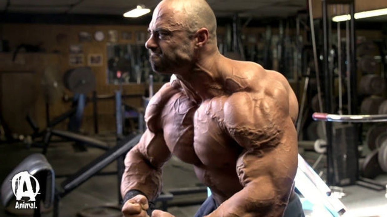 Bei diesem bodybuilder sieht man die anstrengung an jeder einzelnen vene!