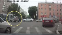 Russland: LKW-Fahrer stürzt Kreuzung ins Chaos