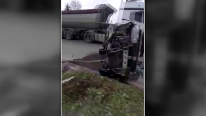 Karşı şeride geçip devrilen otomobilin sürücüsü ağır yaralandı