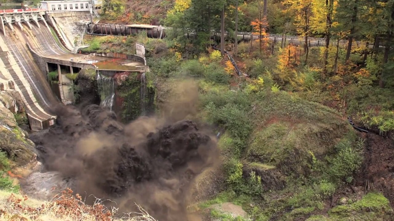Der Staudamm wird gesprengt: Die Wucht des Wassers überrascht alle