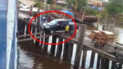Auto fährt auf unglaubliche Weise auf eine Fähre