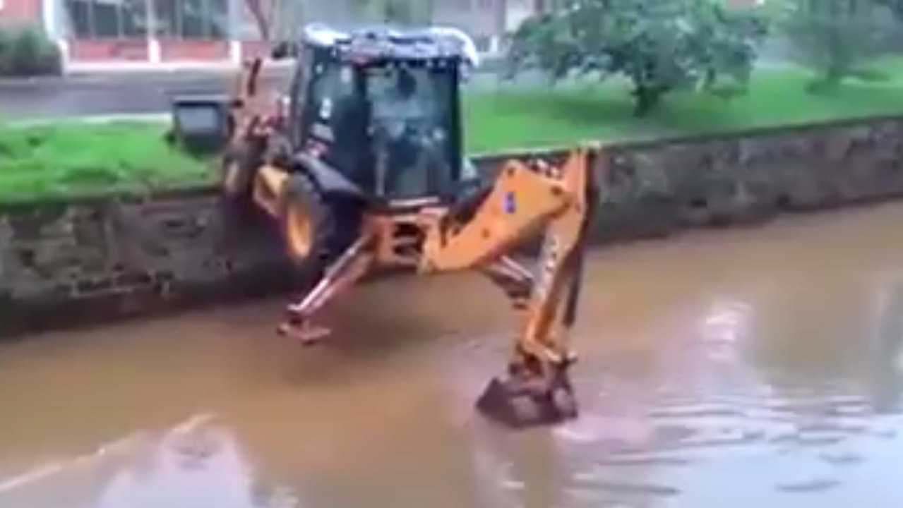 Bagger überquert Fluss