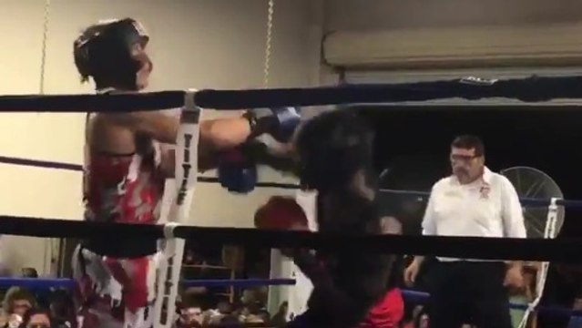 Ahmad Jones schlägt seinen Gegner auf eine krasse Art KO!