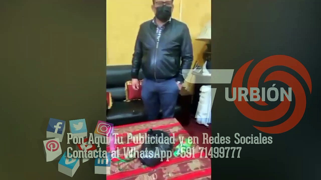 Asambleistas y policías sorprenden a Gobernador de La Paz en su oficina con latas de cerveza
