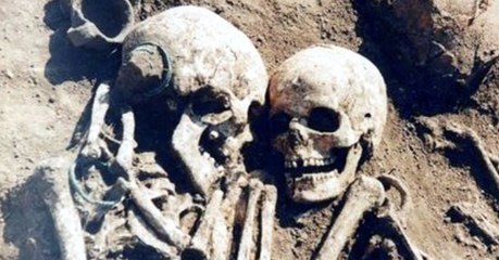 Deux squelettes vieux de 3.000 ans découverts enlacés dans un tombeau en Ukraine