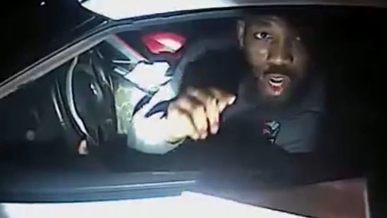 Jon Jones versteht bei diesem Polizisten so garkeinen Spaß, als er angehalten wird