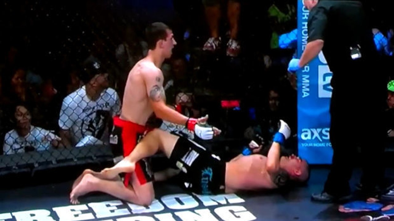 Kampfrichter zwingt Kämpfer seinen Gegner am Boden weiter zu schlagen…