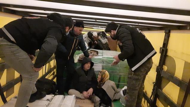 Sarp Sınır Kapısı'ndan yurt dışına kaçmaya çalışan 5 kişi yakalandı