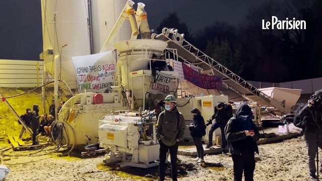 À Aubervilliers, des militants s'enchaînent au chantier du futur centre aquatique des JO 2024