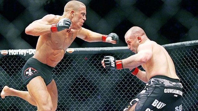 Georges St-Pierre erklärt wie man einen Superman Punch ausübt