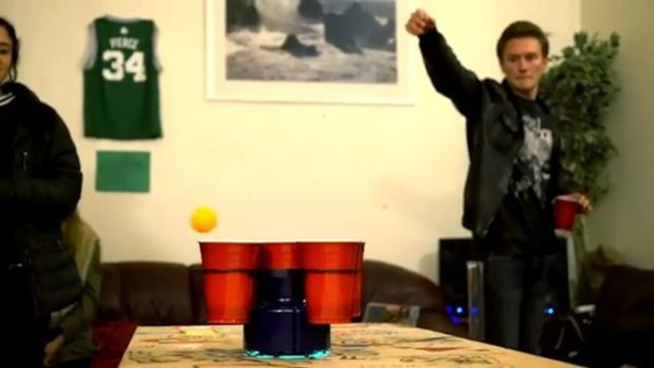 PongBot: Eine Erfindung, die das Spiel Beer Pong noch spaßiger macht