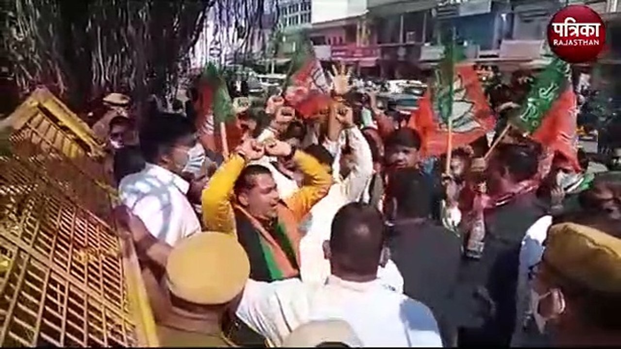 : रीट में गड़बड़ी व लाठीचार्ज के विरोध में भाजपाइयों ने कलेक्ट्रेट पर जताया आक्रोश