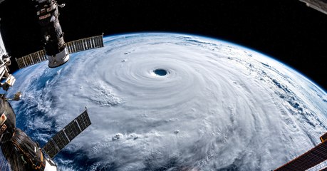 Les spectaculaires photos du super-typhon Trami capturées depuis l'espace
