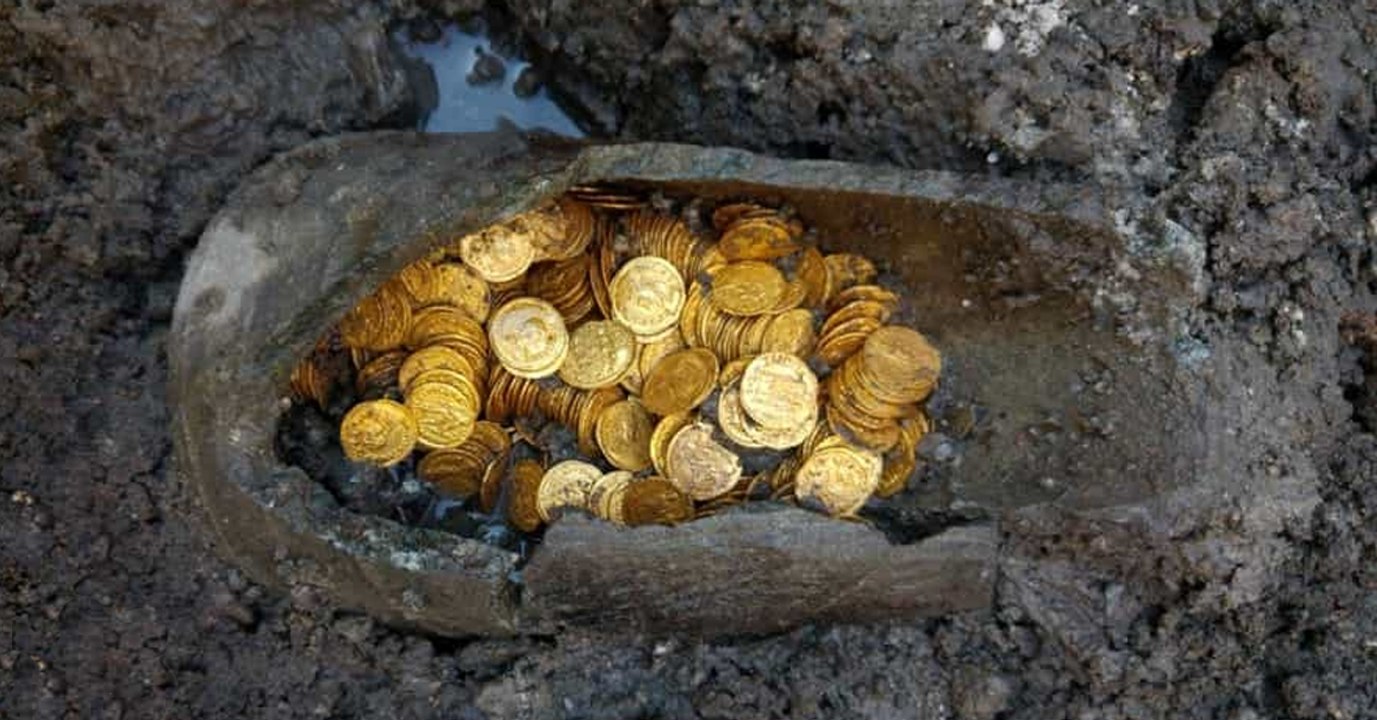 Une amphore emplie de pièces d'or découverte sous un théâtre italien