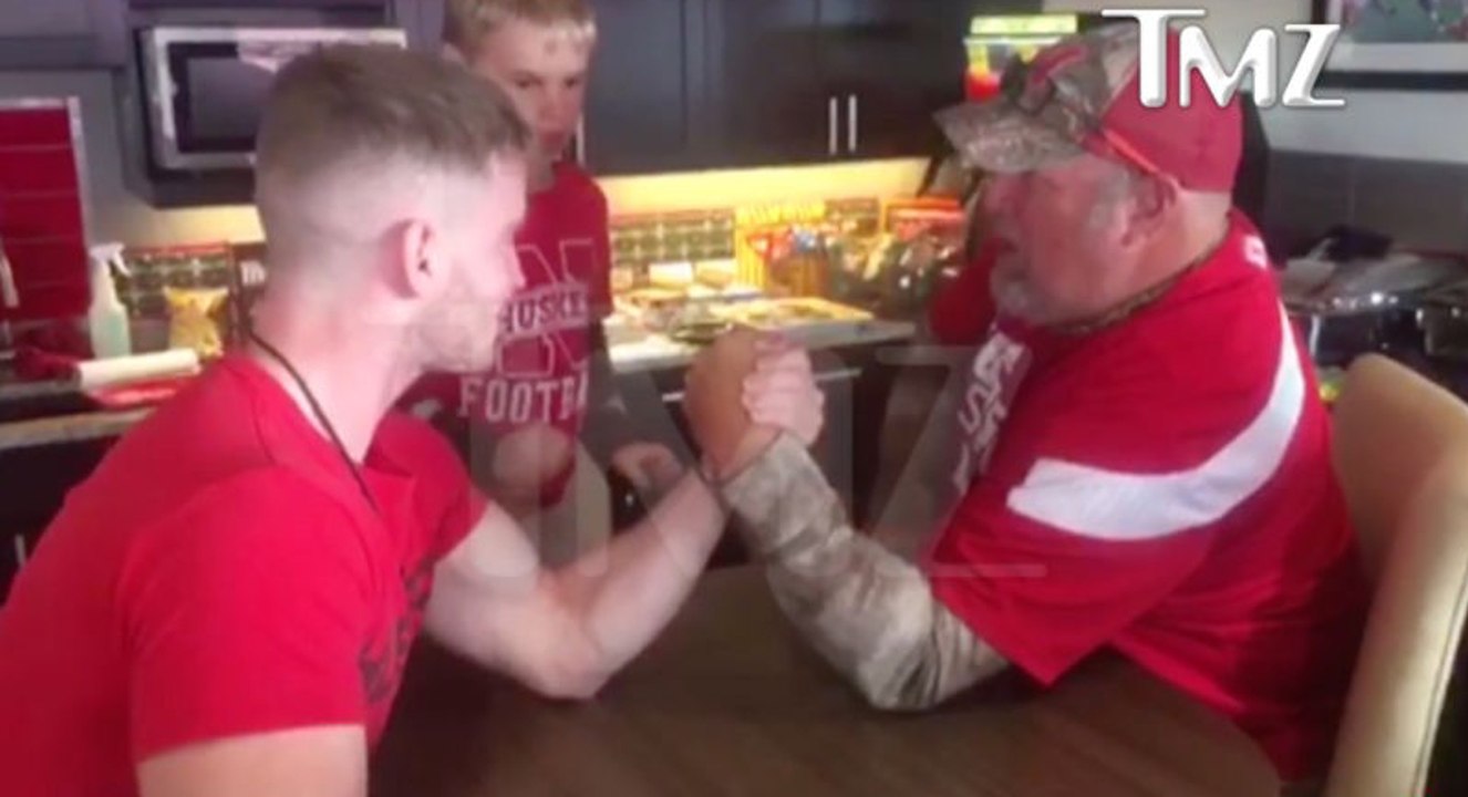 Larry the cable guy wird zum armdrücken herausgefordert.