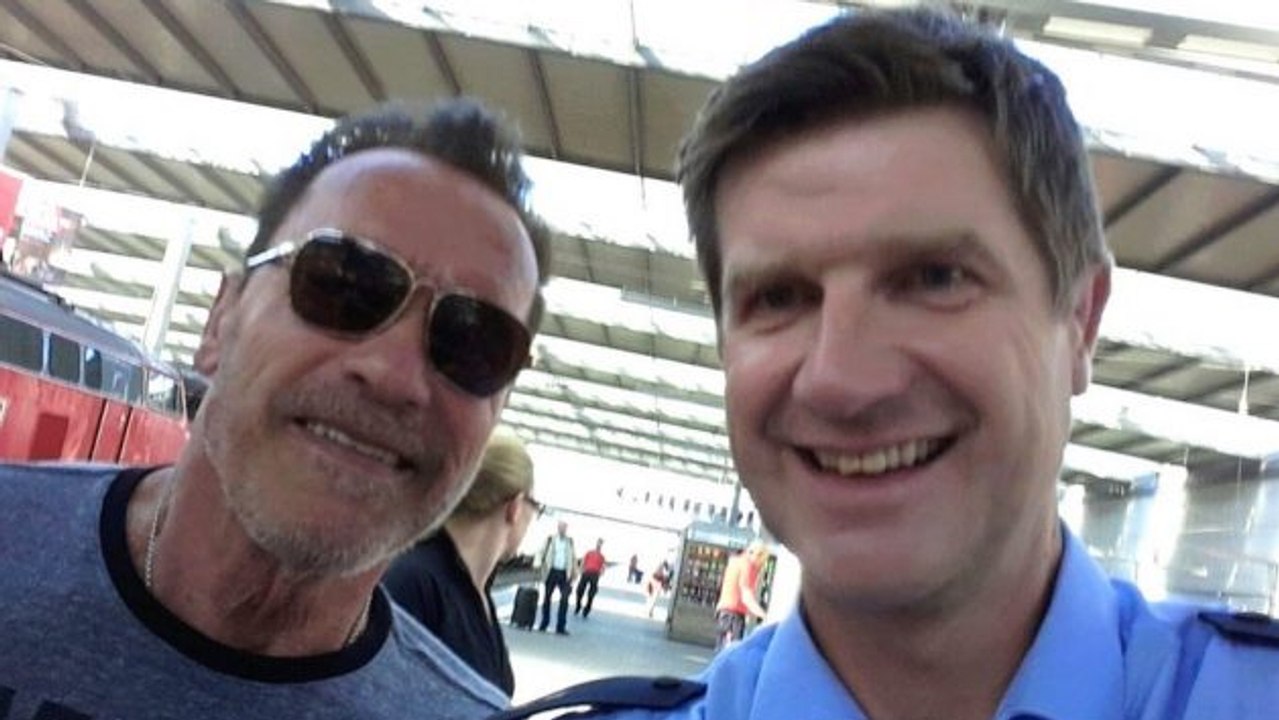 Arnold Schwarzenegger in Deutschland verhaftet! kann sich aber mit einem Selfie retten!