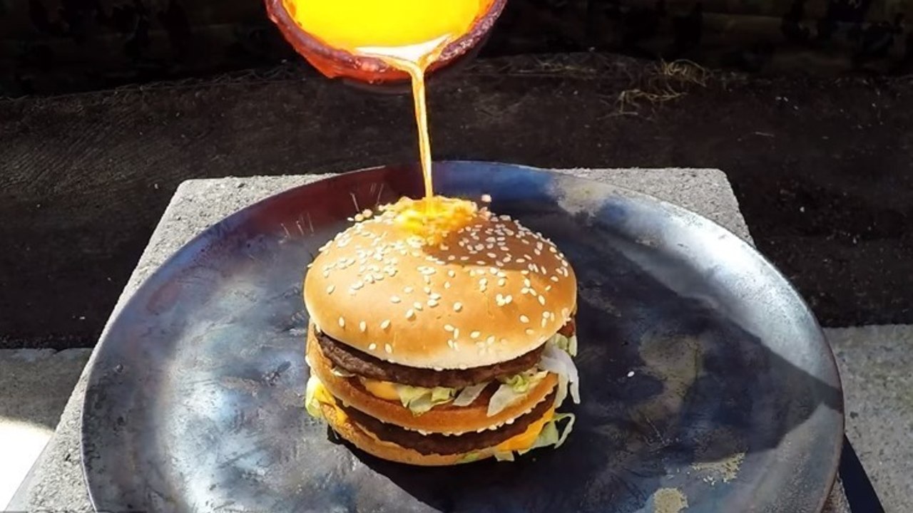 Ein Mann gießt geschmolzenes Kupfer auf einen Big Mac, das Ergebnis ist verblüffend