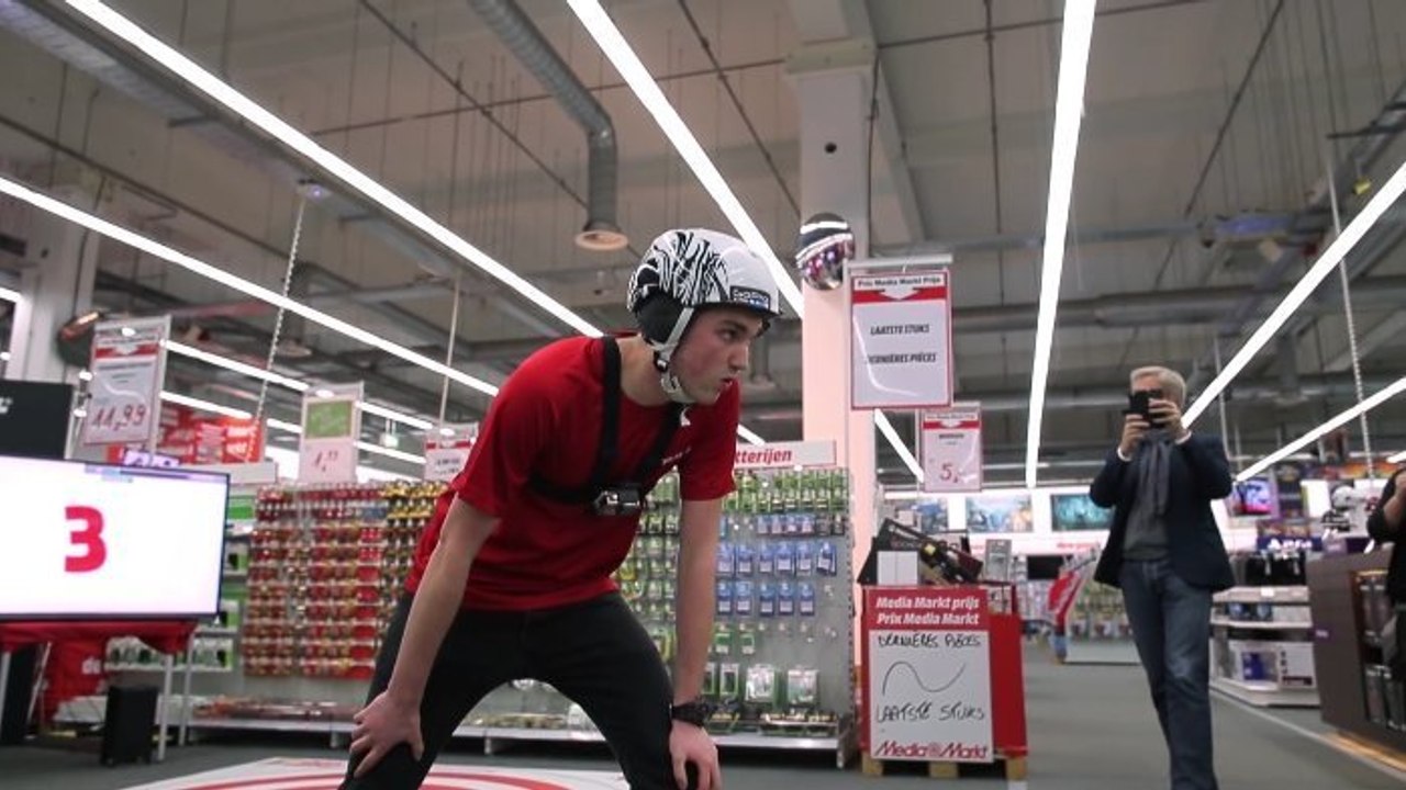 Aktion bei Media Markt: Dieser Mann hat 100 Sekunden, um sich vollkommen frei zu bedienen