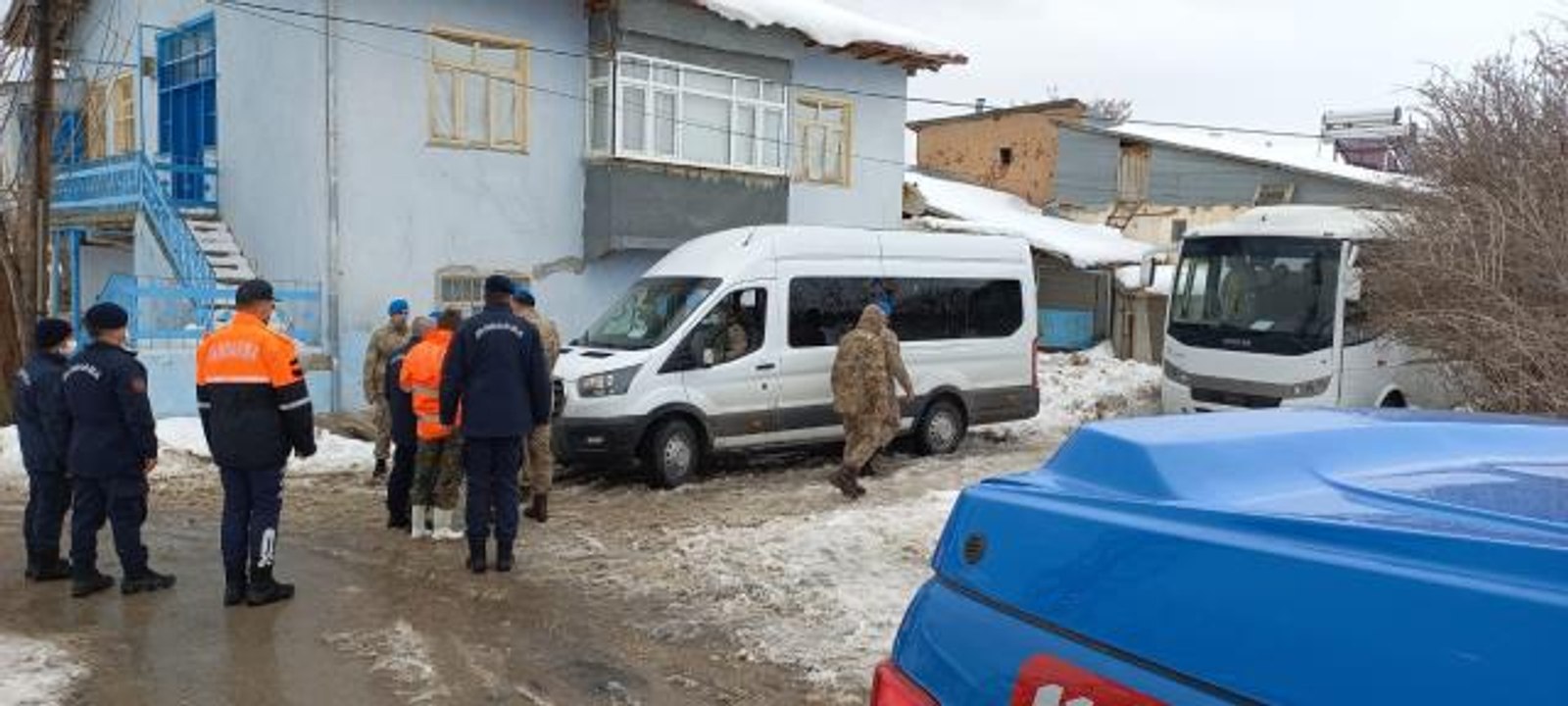 Keban'da bir evin çatısı biriken kar nedeniyle çöktü
