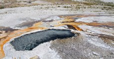 Yellowstone : un geyser jaillit et éjecte des déchets laissés par des touristes il y a plus de 80 ans
