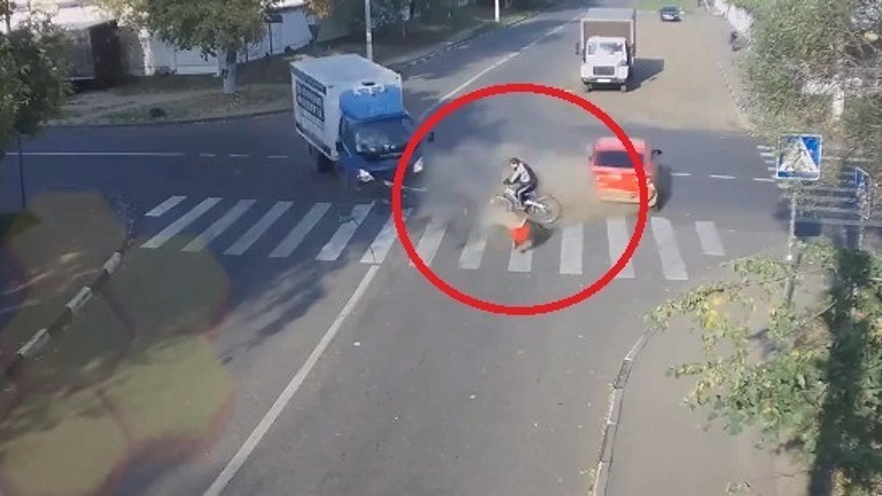 Ein Radfahrer entkommt wie durch ein Wunder einem heftigen Verkehrsunfall