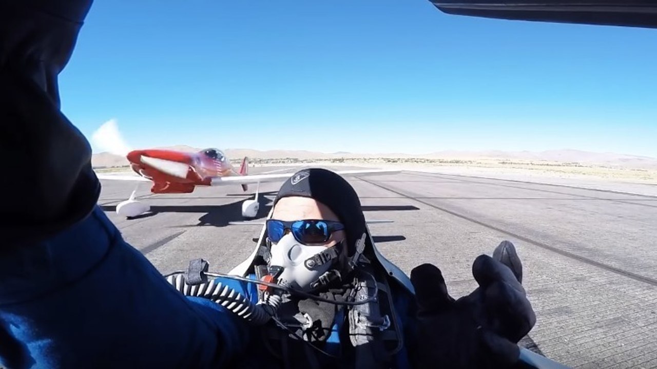 Dieser Pilot wird von einem anderen Flugzeug am Kopf getroffen!