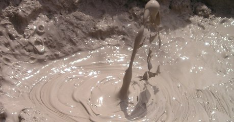 Un dangereux geyser de boue impossible à arrêter est en train de traverser la Californie