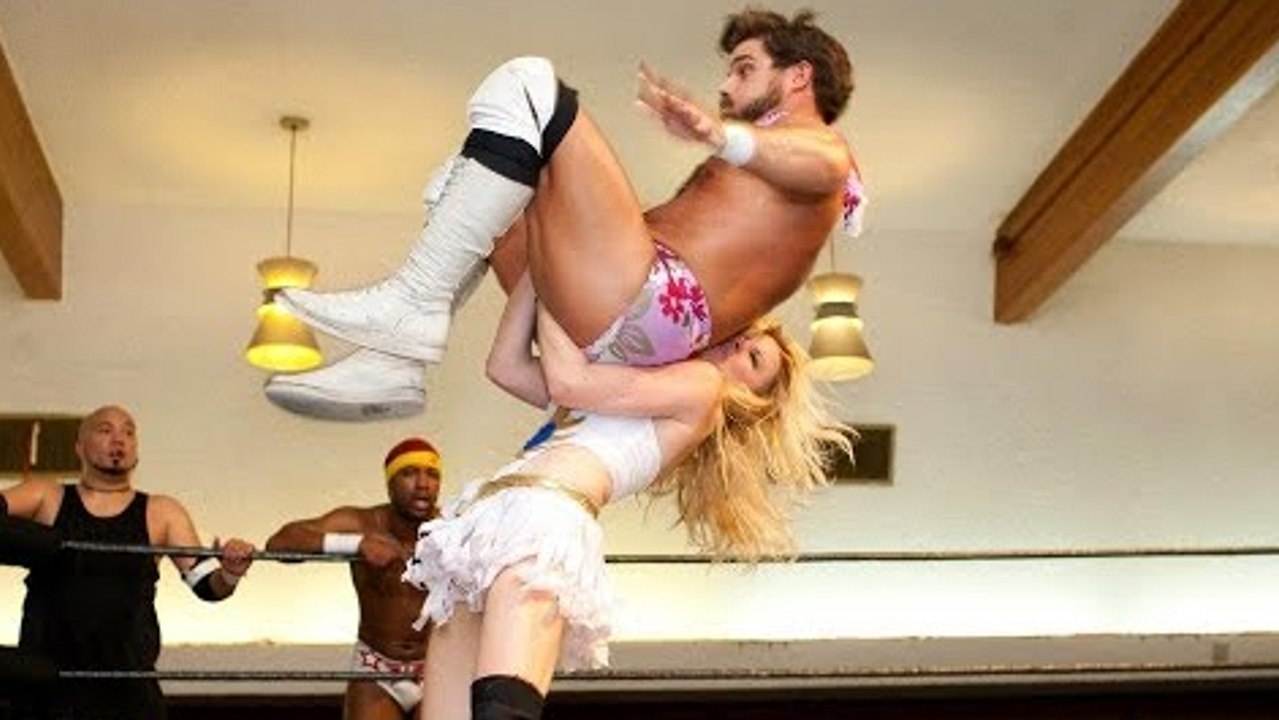 Wrestling: Candice Lerne entwickelt 'Ballsplex', einen legendären Griff, mit dem sie ihre männlichen Gegner fertigmacht
