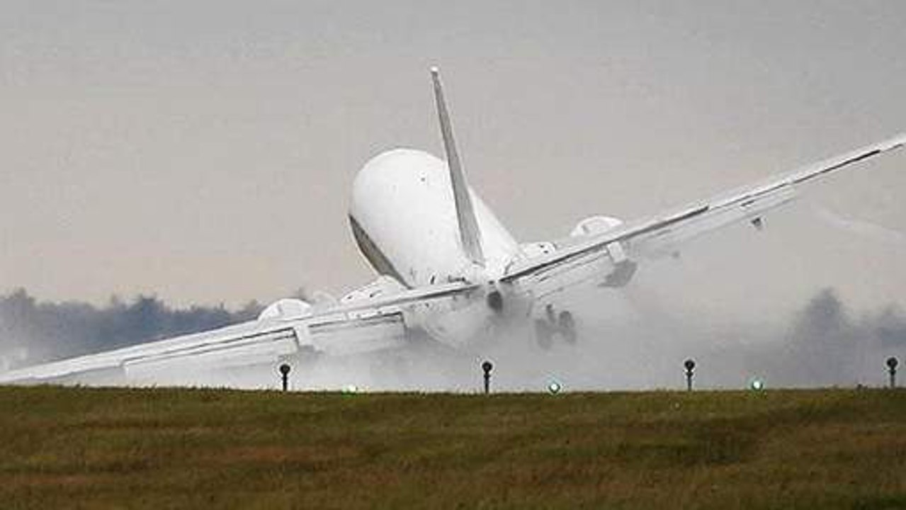 Flughafen von Prag: Heftiger Wind verursacht beinahe Katastrophe