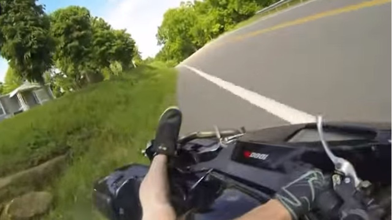 Er fährt halbnackt Motorrad und das endet übel