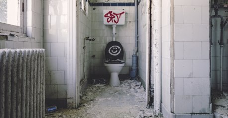 S’asseoir sur les toilettes publiques : est-ce vraiment si dangereux ?