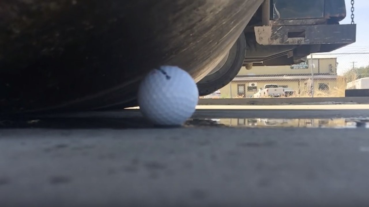 Dampfwalze überrollt Golfball: Das Ergebnis ist kaum zu fassen