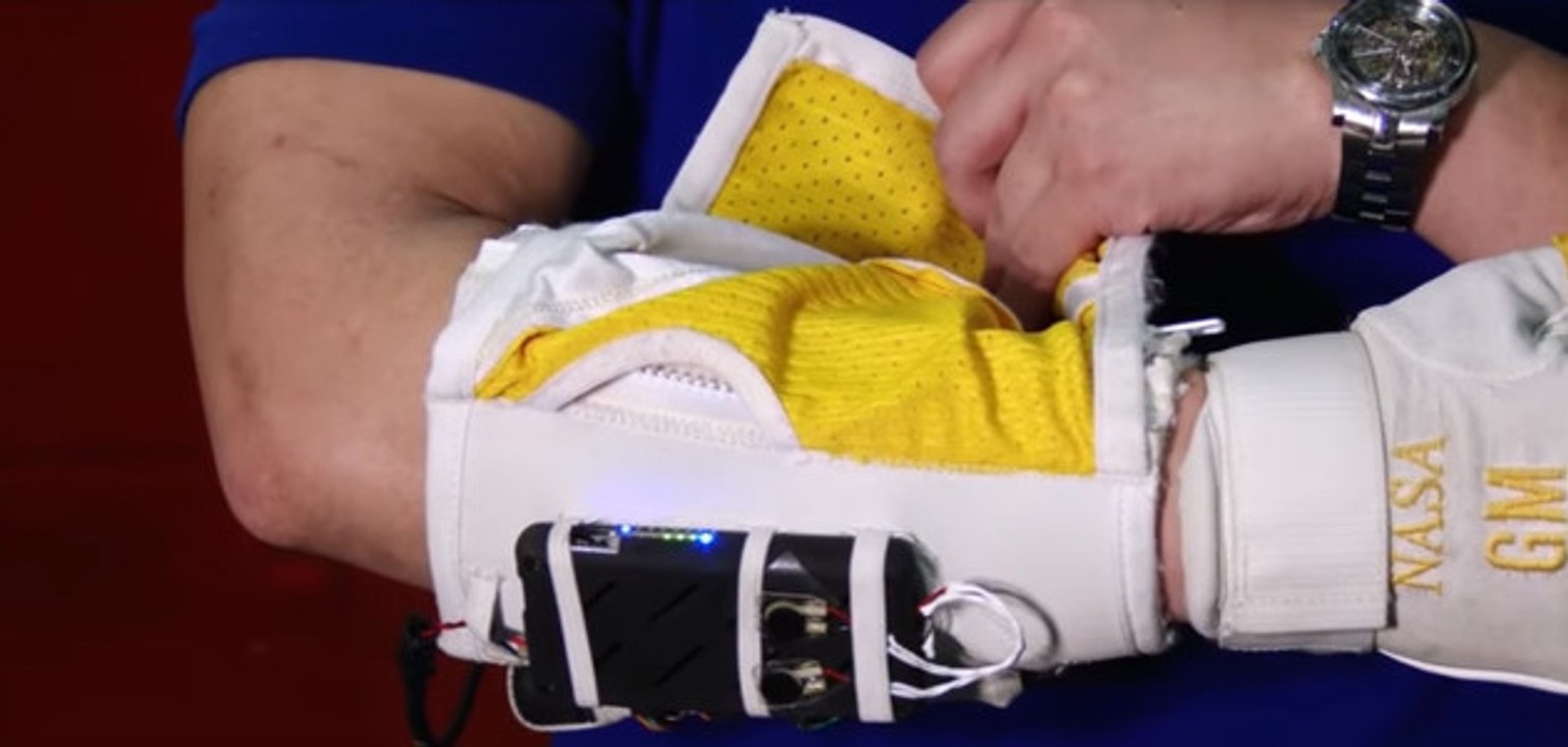 Dieser roboterhandschuh verleiht übermenschliche kräfte