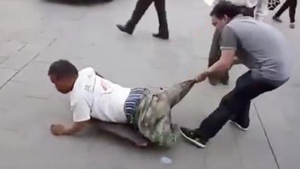 Er zieht dem behinderten Mann an der Hose. Zuschauer sind außer sich vor Wut!