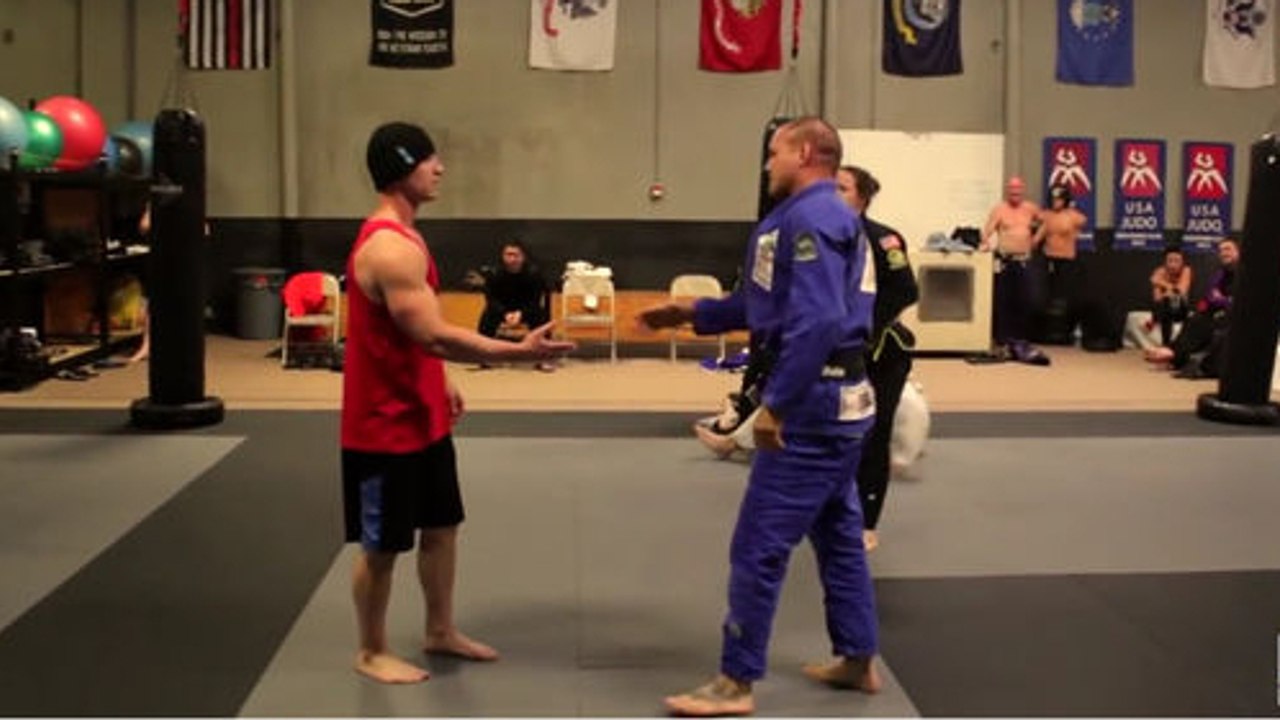 Bodybuilder wird von Schwarzgurtträgern im Brazilian Ju-Jitsu fertiggemacht