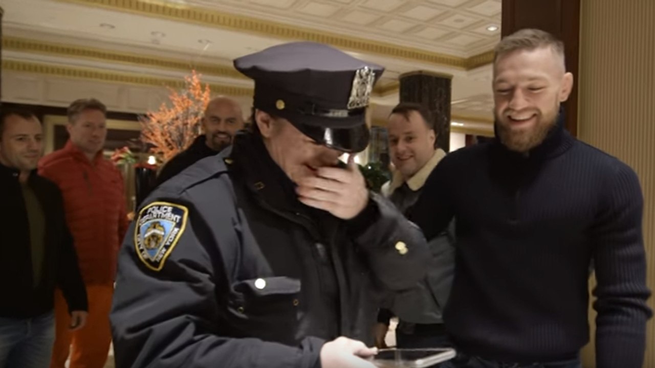 Eine Polizistin trifft Conor McGregor und ist zu Tränen gerührt
