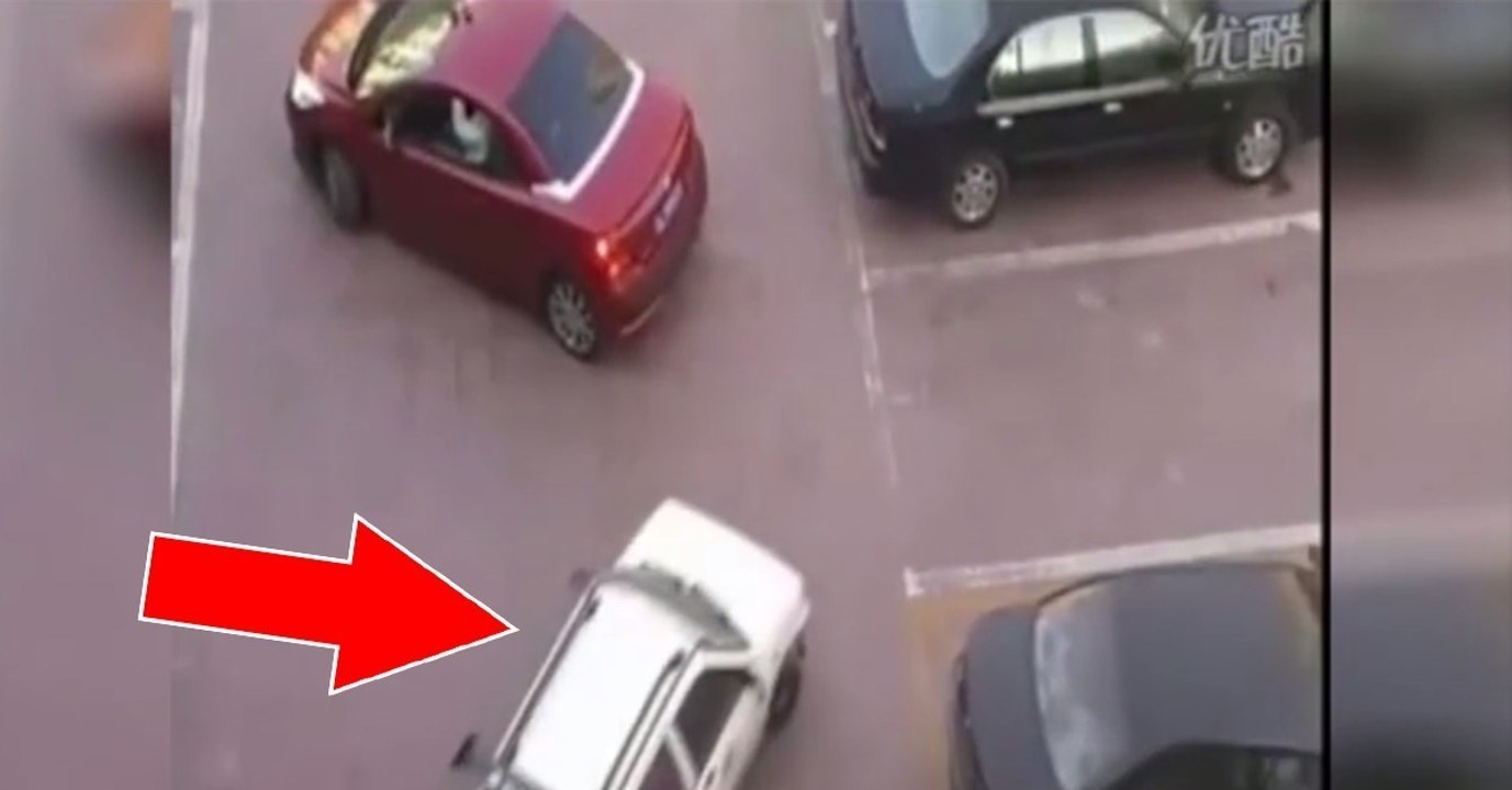 Das rote Auto will einparken, aber dann kommt ein weißer PKW...