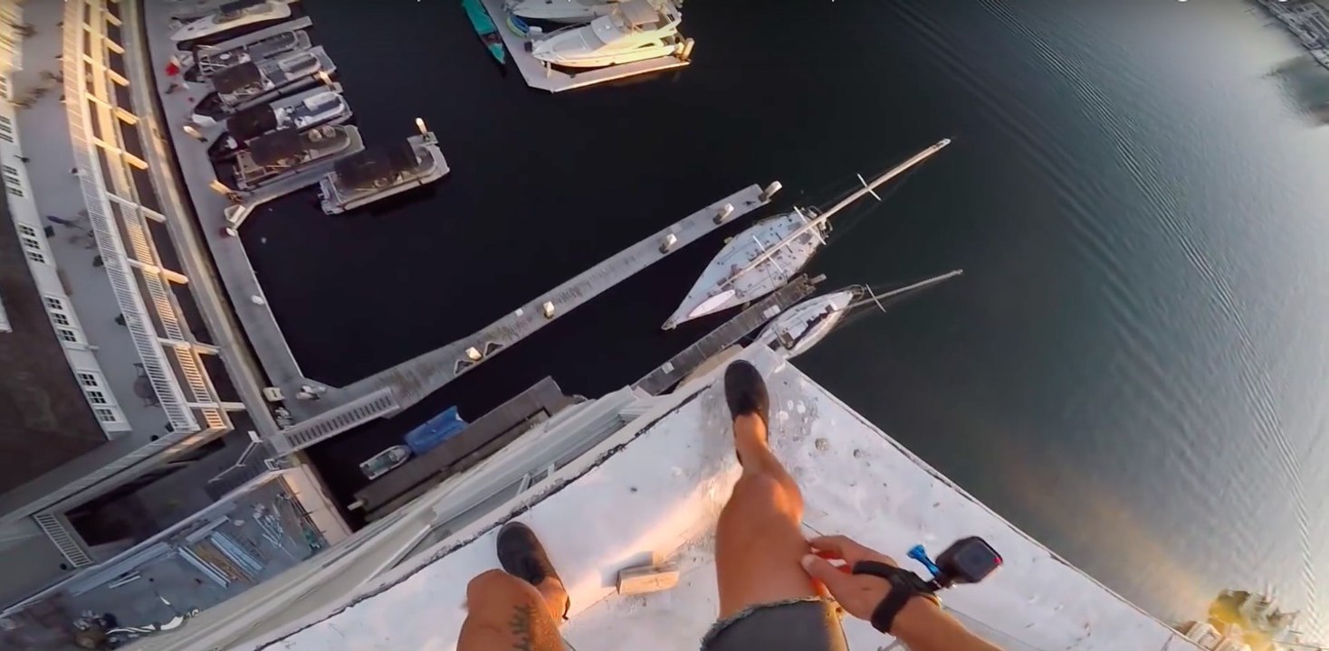 Er springt aus über 40 Metern Höhe ins Hafenbecken